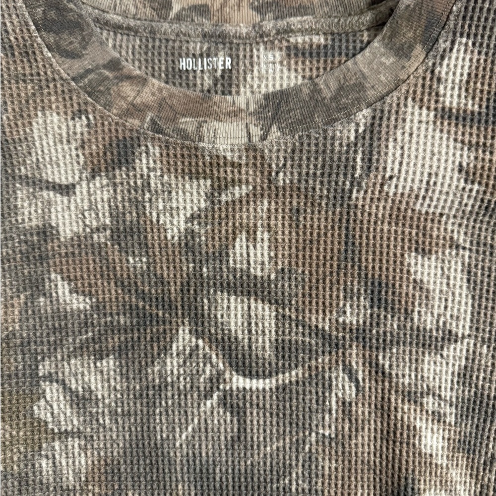 Hollister Men’s Relaxed Thermal Waffle Knit Camo Crew Neck Long Sleeve - Picture 4 of 5